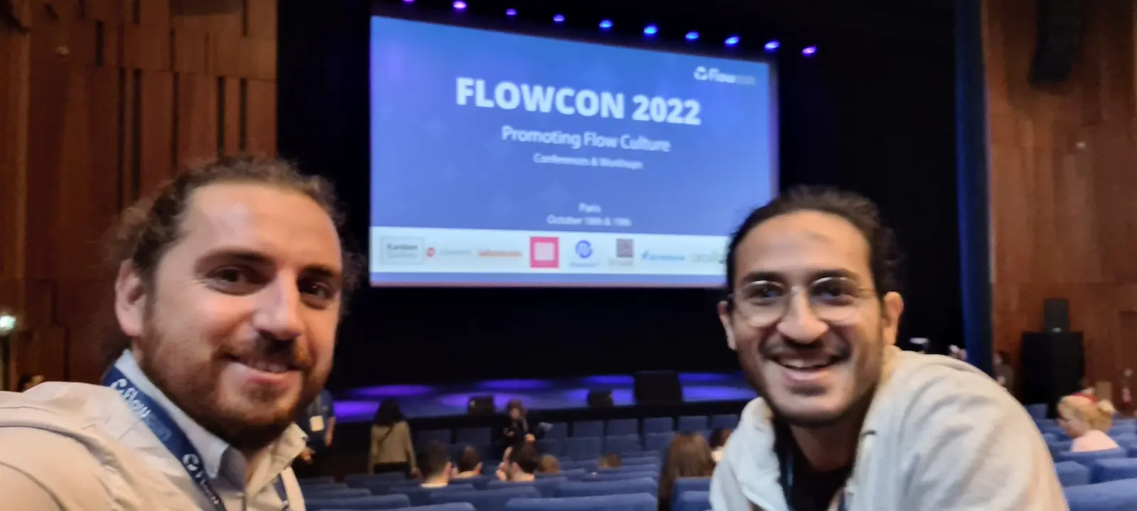 team produit et dev nexton consulting selfie conférence flowcon 2022